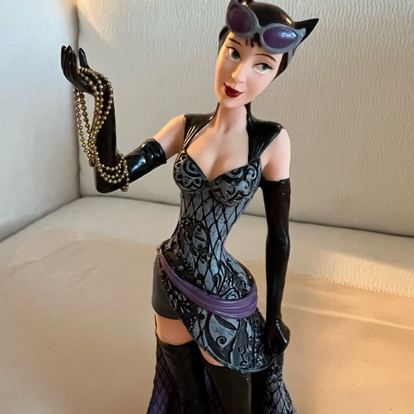 Enesco DC Comics Couture de Force Catwoman Figurine - Picture 2 of 10